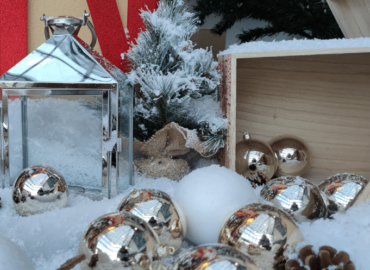 Sapin de Noël décoré dans un environnement professionnel pour une ambiance festive en entreprise.