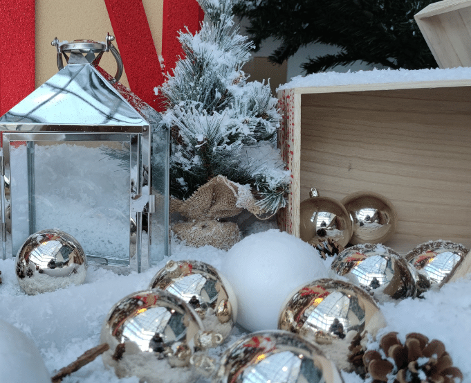 Sapin de Noël décoré dans un environnement professionnel pour une ambiance festive en entreprise.