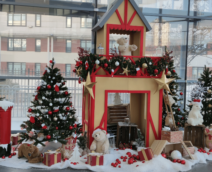 Image d'un sapin de Noël décoré avec des éléments féeriques pour célébrer les fêtes en entreprise avec Gesti-vert