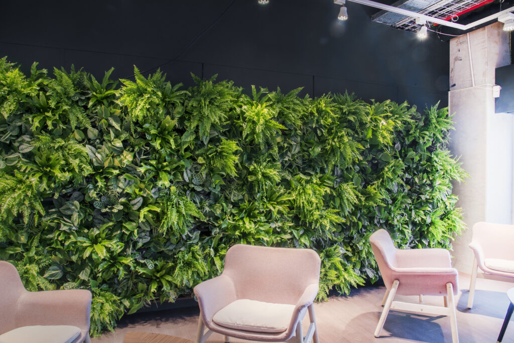 Mur végétal intérieur apportant fraîcheur et bien-être - Gesti-vert
