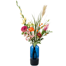 bouquet-fleurs-roses-oranges-vase-bleu